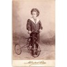 1900 (avant) - Photo d'un enfant avec son tricycle par Abdullah frères à Constantinople (actuellement Istanbul en Turquie)