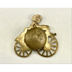 1869 (circa) - insigne de boutonnière "femme vélocipédiste"