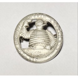 Broche Pneus Michelin à Clermont-Ferrand (Puy de dôme) - Nunc est bibendum - Le pneu Michelin boit l'obstacle