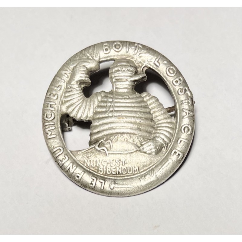 Broche Pneus Michelin à Clermont-Ferrand (Puy de dôme) - Nunc est bibendum - Le pneu Michelin boit l'obstacle