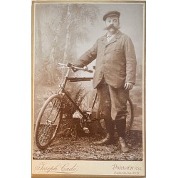 1899 (circa) - Photo d'un cycliste (Dornach - Mulhouse - Haut-Rhin) avec son vélo Peugeot