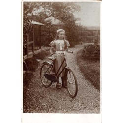 1900 (circa) - Jeune fille et son vélo