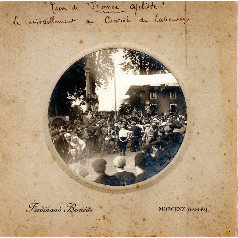 1911 ou 1912 - Photo du contrôle à Labouheyre (Landes) du Tour de France cycliste