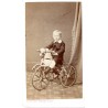 1890 (circa) - photo d'un enfant sur son tricycle "chevalin" à roues bois