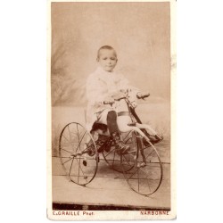 1890 (circa) - photo d'un enfant sur son tricycle equimorphe à roues fer