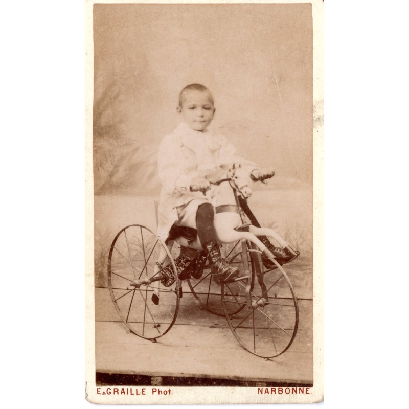 1890 (circa) - photo d'un enfant sur son tricycle equimorphe à roues fer