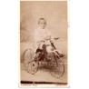 1890 (circa) - photo d'un enfant sur son tricycle equimorphe à roues fer