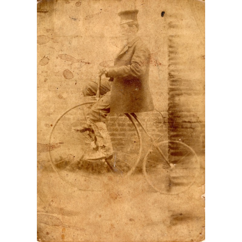 1870 (circa) - Photo vélocipédiste sur vélocipède de transition à roues fil