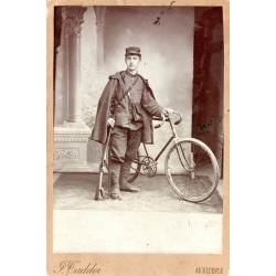 1910 (circa) - photo d'un militaire du 105ème régiment d'infanterie avec son vélo (Métropole?)