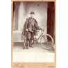 1910 (circa) - photo d'un militaire du 105ème régiment d'infanterie avec son vélo (Métropole?)