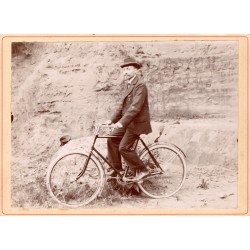 1896 (circa) - Photo d'un cycliste sur un Safety à pneus