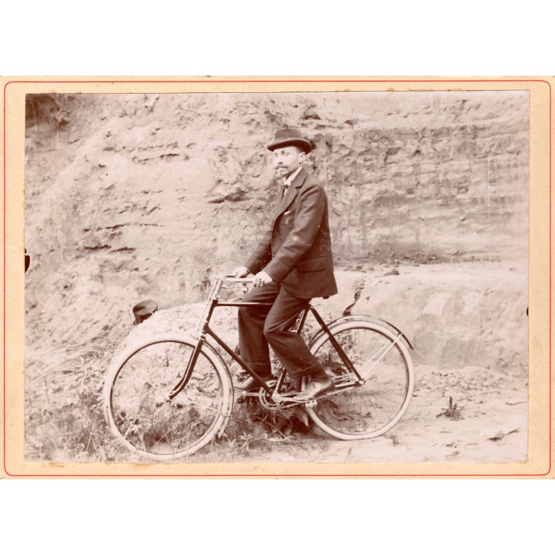 1896 (circa) - Photo d'un cycliste sur un Safety à pneus