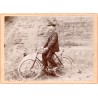 1896 (circa) - Photo d'un cycliste sur un Safety à pneus
