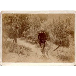 1888 (circa) - photo d'un cycliste sur son tricycle Quadrant n°8